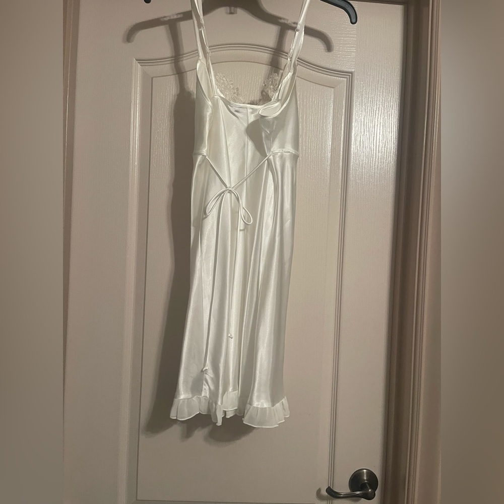 White wedding lingerie and robe - Picture 4 of 11